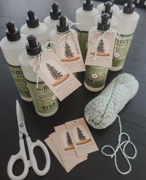 15 Quick & Easy Neighbor Gift Ideas On A Budget!