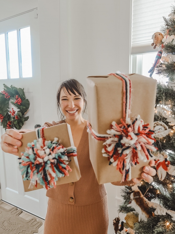 Cute & Simple Way To Wrap Christmas Presents – Pom Pom DIY