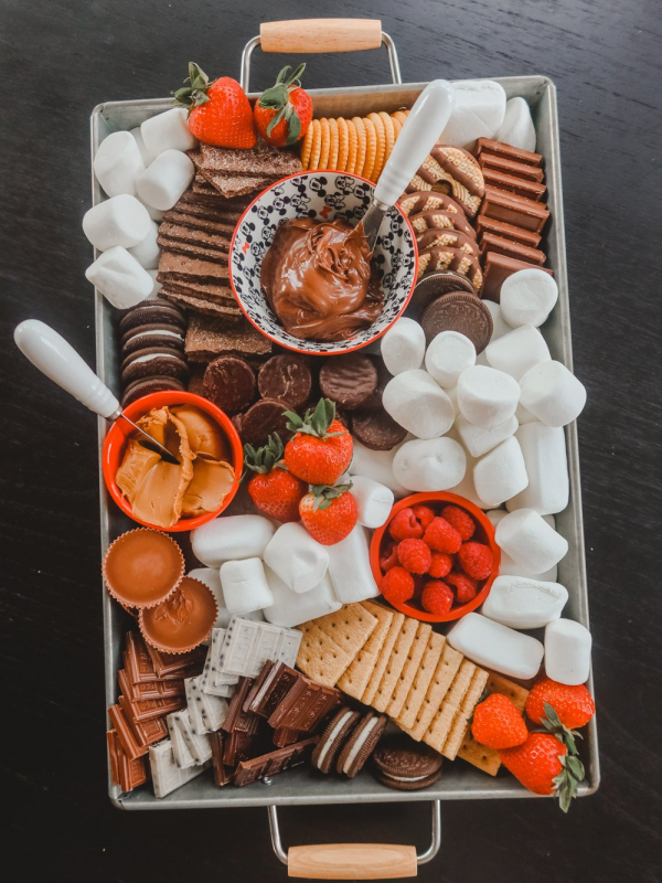 How To Make A S’mores Dessert Board – A S’moregasbord