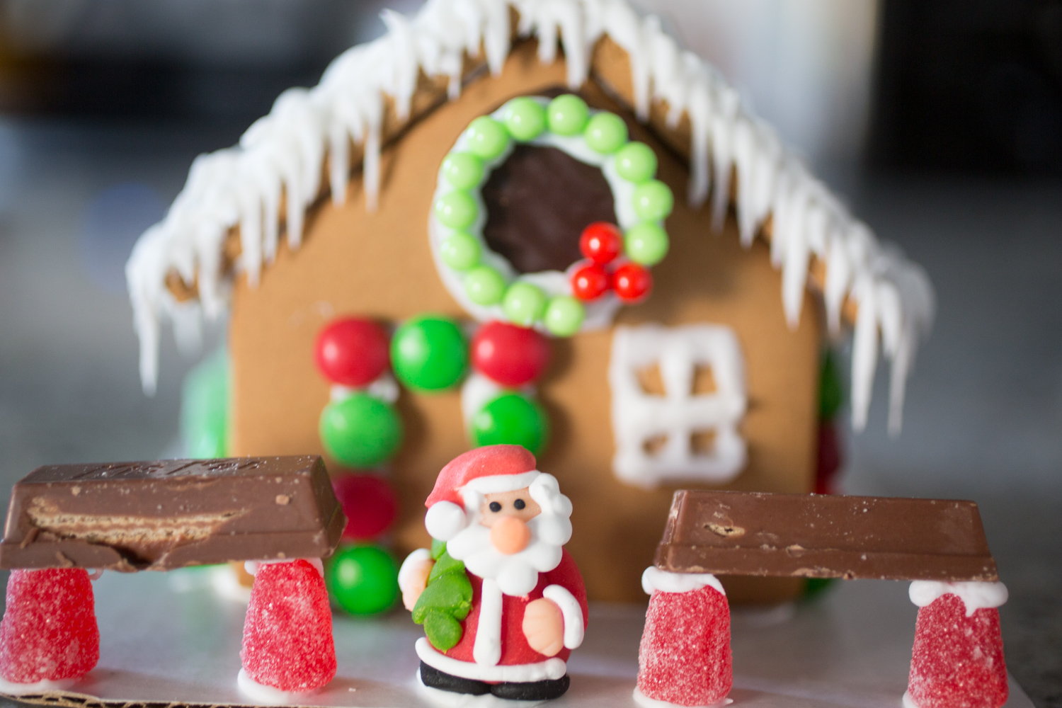 His and Her style blog- Building a gingerbread house